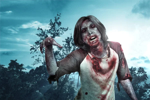 Kan ve vücudunda yara ile korkunç zombiha yürürken — Stok fotoğraf