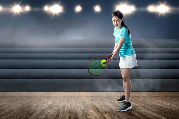 Asiatisk kvinna med tennisracket och boll i händerna redo i — Stockfoto