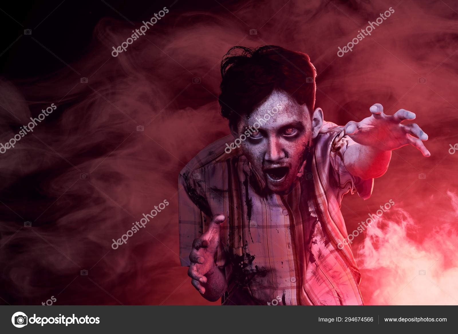 Zombies de miedo con sangre y la herida en su cuerpo caminando en medio de  la — Foto de stock #294674566 © leolintang, image size:1600x1167