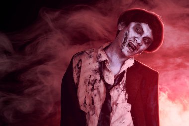 Kan ve vücudunda yara ile korkunç zombiler ortasında yürürken 