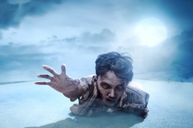 Vücudunda kan ve yara ile korkunç zombiler üzerinde sürünen bir