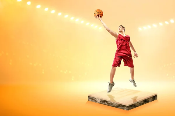 Homem asiático jogador de basquete com o salto de bola no ar — Fotografia de Stock