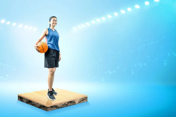 Mulher asiática jogador de basquete segurando a bola em sua mão — Fotografia de Stock