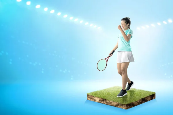Asiatisk kvinna med tennisracket i hennes händer och glada Expres — Stockfoto
