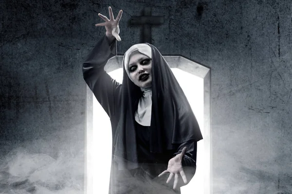Angstaanjagende duivel Nun bespookt de donkere kamer — Stockfoto