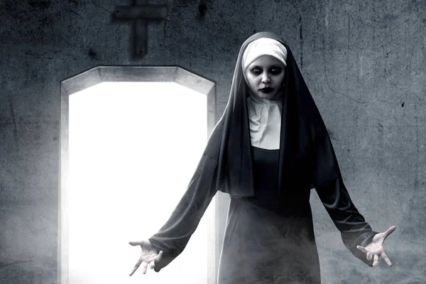 恐ろしい悪魔の修道女は暗室に幽霊を出した — ストック写真