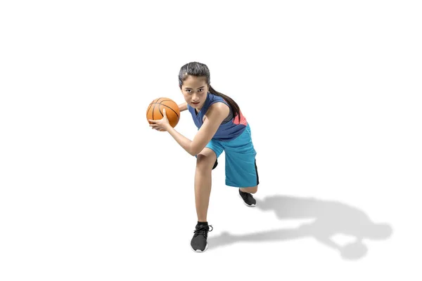 Pemain basket wanita Asia beraksi dengan bola — Stok Foto