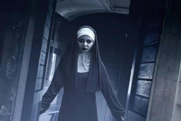古いワゴン上の恐ろしい悪魔の修道女 — ストック写真