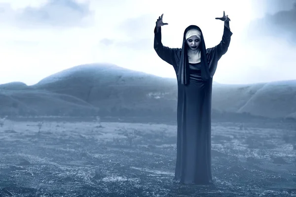 무시 무시한 언덕에 무서운 악마 수녀 — 스톡 사진