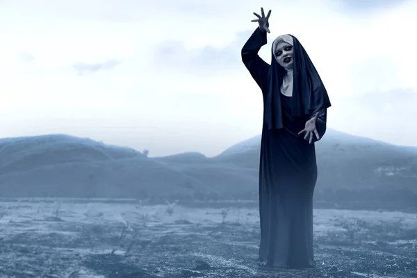 Страшная дьявольская монахиня на жутких холмах — стоковое фото