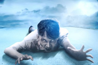 Vücudunda kan ve yara ile korkunç zombiler üzerinde sürünen bir