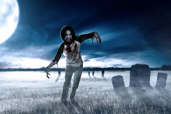 Skrämmande zombies med blod och sår på hans kropp går runt på — Stockfoto