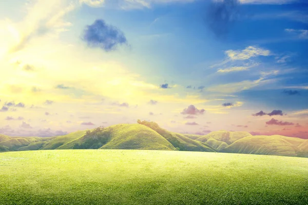Grüne Wiese mit Hügeln und blauem Himmel — Stockfoto