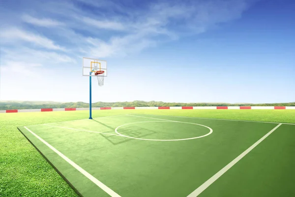 Открытая баскетбольная площадка с зеленой травой — стоковое фото