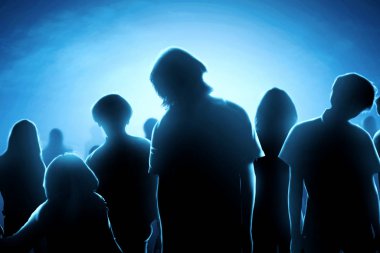 Geceleri zombi kalabalıklar silueti