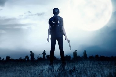 Elinde silah ile Asyalı polis arka görünümü yüz