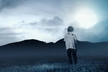 Vücudunda kan ve yara olan korkunç zombiler etrafta dolaşıyor