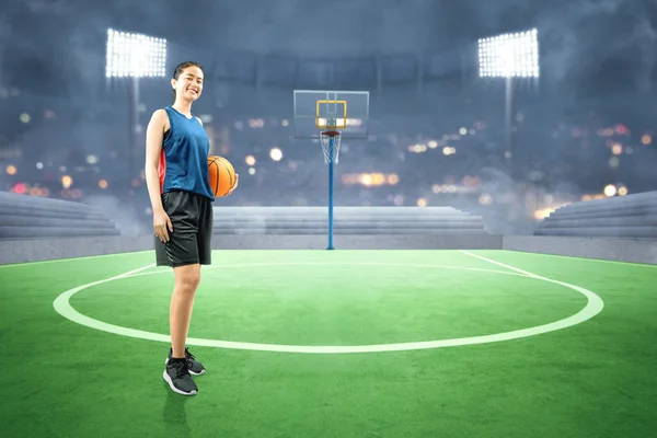 Asiatisk kvinna basketspelare som håller bollen — Stockfoto