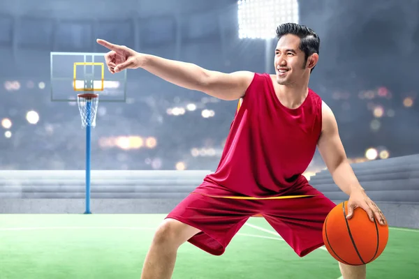 Asiatischer Basketballspieler dribbelt den Ball — Stockfoto