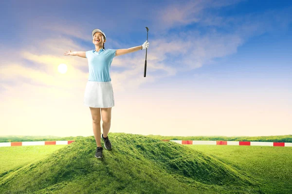 Asian kobieta trzyma The miotacz Golf klub z a szczęśliwy wyrażenie — Zdjęcie stockowe