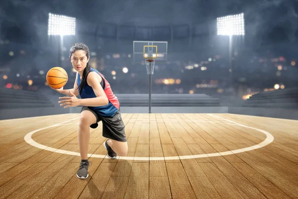 Mulher asiática jogador de basquete em ação com a bola — Fotografia de Stock