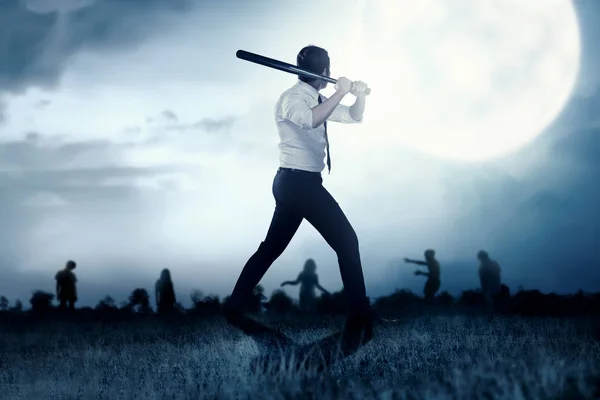 Hombre de negocios asiático con un bate de béisbol en la mano frente al zombi — Foto de Stock