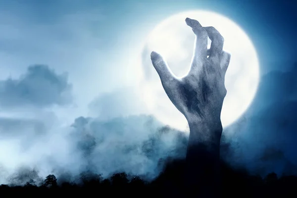 Emelkedik a zombik kéz a földről éjjel — Stock Fotó