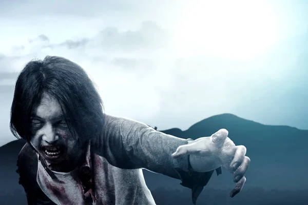 Enge zombies met bloed en wond op zijn lichaam rondlopen op — Stockfoto