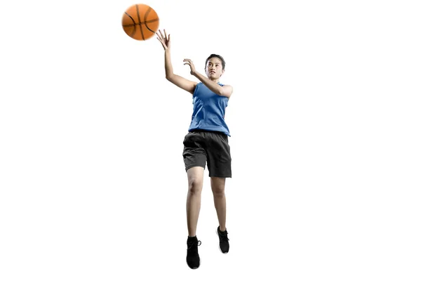 Азиатская баскетболистка в действии с мячом — стоковое фото