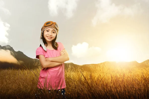 Asiática linda chica en aviador gorra cruzando manos de pie —  Fotos de Stock