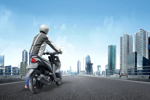 Achteraanzicht van de Aziatische motorfiets taxi man duwt zijn motorfiets op — Stockfoto