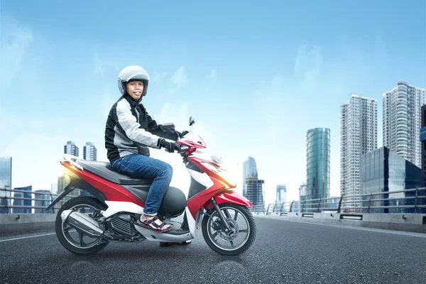 Taksi Sepeda Motor Asia dengan sepeda motornya di atas aspal. — Stok Foto