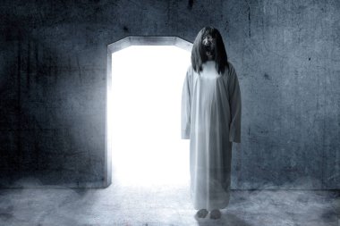 Kan ve kızgın bir yüz ile korkunç bir hayalet kadın dar perili