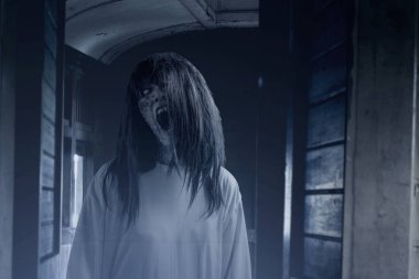 Yaşlı vagonda kan ve kızgın yüz ile korkunç hayalet kadın