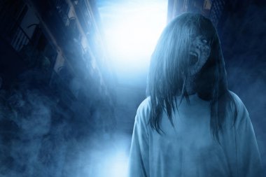 Kan ve kızgın yüzü ile korkunç hayalet kadın terk perili