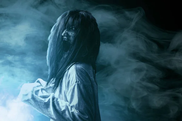 Τρομακτική γυναίκα φάντασμα με αίμα και θυμωμένος πρόσωπο στέκεται μέσα στο DA — Φωτογραφία Αρχείου