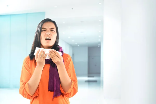 Asiática mulher ficar doente com gripe — Fotografia de Stock