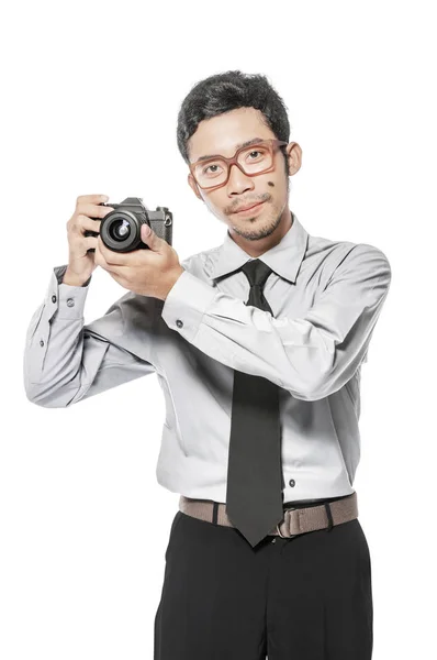 Asiático empresário segurando a câmera em sua mão de pé — Fotografia de Stock