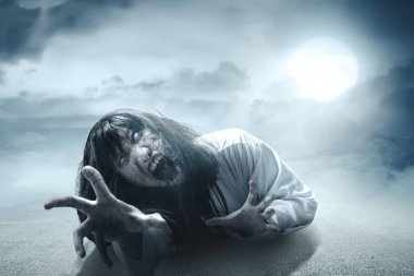 Kan ve pençe elleri ile öfkeli yüzü ile Korkunç hayalet kadın c