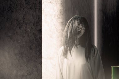 Kan ve kızgın yüzü ile korkunç hayalet kadın terk perili