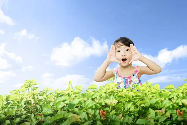 Ásia bonito menina com feliz expressão jogar — Fotografia de Stock