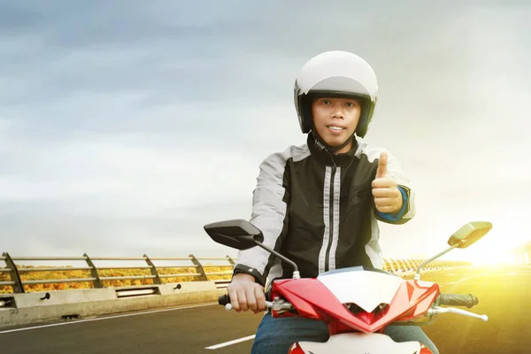 Asiatischer Motorrad-Taxifahrer mit seinem Motorrad zeigt Daumen nach oben — Stockfoto