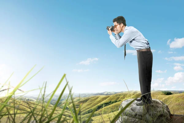 Asiatico businessman prendere un foto con la sua macchina fotografica — Foto Stock