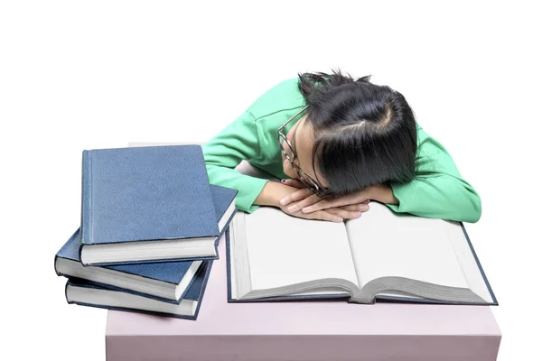 Asiática linda chica con gafas se duermen en un libro en el escritorio — Foto de Stock