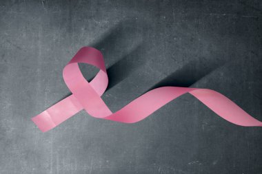 Siyah arka planda pembe farkındalık şeridi