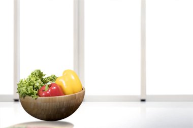 Evde masanın üzerinde kase sebze