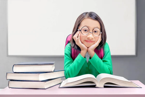 Gadis manis Asia dengan kacamata dan ransel duduk dan membaca b — Stok Foto