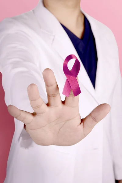 Stop jest el ve sh ile beyaz bir laboratuvar önlüğü bir kadın doktor — Stok fotoğraf
