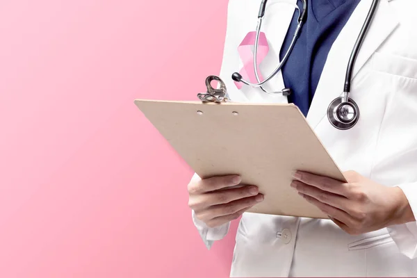 Une femme médecin en blouse blanche avec un ruban rose et un stet — Photo