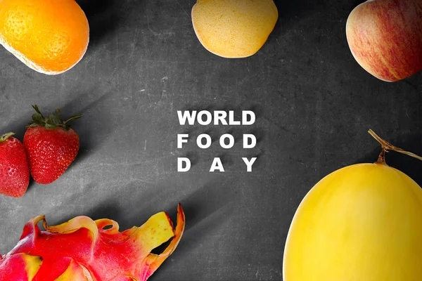 Различные виды фруктов с текстом Всемирного дня продовольствия на черный backgro — стоковое фото